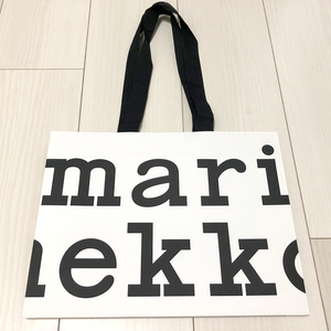 送料無料【マリメッコ　marimekko】ショッパー　ショップ袋　30.5×23.5×9㎝　ロゴ入り紙袋　新品・未使用　ホワイトブラック