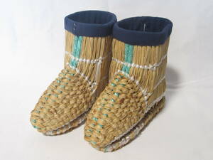 【即決価格】藁靴 雪靴 置物（高さ16.5cm）民芸 工芸 和風 インテリア 飾り 雪ん子