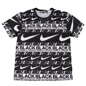 ブラックコムデギャルソン×ナイキ ポリスウッシュロゴプリントTシャツ 黒白S