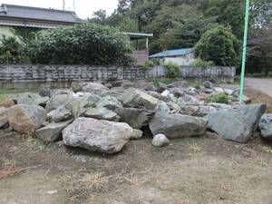 埼玉鶴ヶ島発 庭石 景石各種 クレーン車で吊り上げます １キロ￥２０から如何でしょう？庭石 庭園 土留め石 景石 庭の添景物