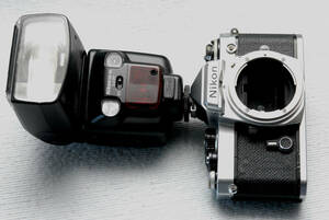 Nikon ニコン 昔の高級一眼レフカメラ FEボディ + 純正ストロボSB-26付 希少品