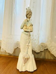 【美品】LLADRO リヤドロ 仔犬を抱く貴婦人 4893 フィギュリン 陶器人形 置物 約37cm