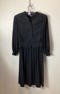 (レディース) Nori Robe // 長袖 ちりめん調 ドット柄 ノーカラー ジャケット&半袖 ロング ワンピース フォーマル スーツ (黒)サイズ 11