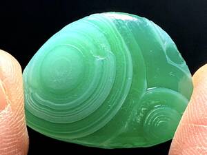 半透明緑色の内蒙古瑪瑙・眼睛石・5・7g（中国産鉱物標本）