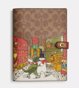 日本未発売　【直営モデル】COACH Holiday Notebook In Signature Canvas With Rexy And Snowman 型番：CY192　　LAから最新本物をお届け！