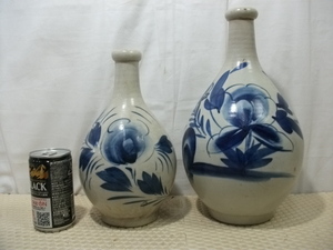 レトロ　徳利？壺？陶磁器酒瓶　花柄　染付　２つセットで　Ｊ　難あり　検　陶芸　工芸品　酒器　陶磁　染付　工芸品