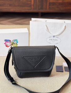 Valentino ヴァレンティノ ショルダーバッグ　レザー　本革　ブラック　男女兼用　1000円～