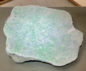 ミャンマー産超巨石天然本翡翠原石2.08kg1面カット磨き済み［JADEITE］