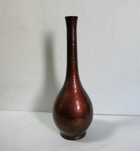 銅蟲 昭宝堂 打出し　槌目銅器 鶴首花入 胴径:(約7.5㎝ｘH22cm）