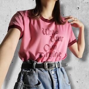 00s オールドイングリッシュ リンガーT ロゴTシャツ ストレッチ素材 ビッグプリント ブラックレター 書体 ピンク レディース 古着 1662