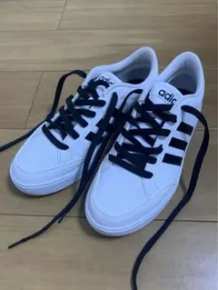 adidas スニーカー