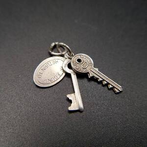 英国 ヴィンテージ 鍵 キーモチーフ 925 シルバー チャーム 銀細工 小ぶり レトロキュート Made In England Key Charm Y20-B