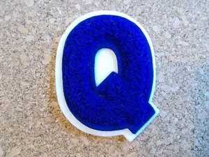 90s ビンテージ刺繍パイルワッペン「Q」アルファベット青×白/キャップさがらスタジャン相良カスタムGジャン パッチ レトロ横ぶりベスト