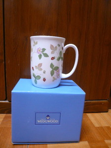 ☆WEDGWOOD ワイルドストロベリー　ビーカーマグカップ　Wild Strawberry BONE CHINA未使用・保管品　①