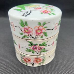 清末中華民国期粉彩花鳥絵三重箱　物入れ　高さ8.5cm 中国磁器　 重箱 陶器 色絵 三段重　古道具　骨董品