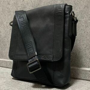 近年 極美品 希少 トゥミ TUMI ショルダーバッグ メッセンジャー ボディ ビジネス 斜め掛け レザー 本革 ロゴ プレート ブラック メンズ