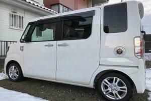 ダイハツ　ウエイク　取付例あり　フューエルリッドアルミステッカー丸型 給油口カバー　車　自動車 シール 汎用 ガーニッシュ パネル