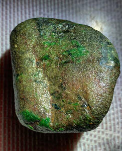 極品　陽緑翡翠原石　明料　重さ１１０グラム