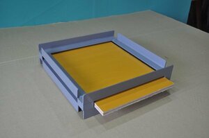 にほんみつばち 日本蜜蜂　重箱式用　 12㎜コンパネ底板付き　4方巣門台（鉄製）