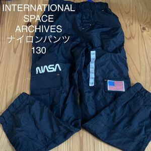 新品　即決　送料無料♪ INTERNATIONAL SPACE ARCHIVES NASA ナイロンパンツ　シャカシャカパンツ　130サイズ　ナイロン100％