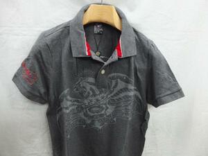 送料無料！ポロシャツ　鹿の子　刺繍&タトゥプリント　Lサイズ　ダークグレィ　米国Ｅｄ　Ｈａｒｄｙ★ＯＵＴＬＥＴ未使用格安！