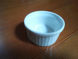 日本製 ７cm ココット ホワイト 白 無地 シンプル スフレ 鉢 小鉢 プリン 陶器 国産 オーブン対応 業務用 食器 エサ入れ 水入れ デザート