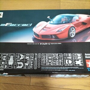 タミヤ　　1/24プラモデル　ラ・フェラーリLaFerrari 　エッチングパーツ・カーボンスライドマークセット付　【外箱に日焼けあり】