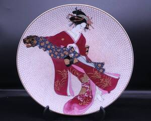 【源六美人／獅子舞を踊る芸子の美人画大皿／有田 一堂 作／径31.7ｃｍ】