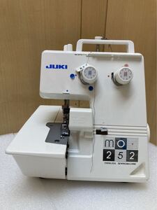 RE0029 JUKI ジューキ オーバーロックミシン MODEL MO-252 ハンドクラフト 手工芸 フットペダル欠品の為　動作未確認　現状品　0506