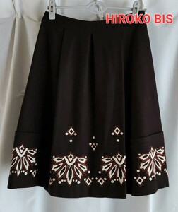 美品 クリーニング済み　HIROKO BIS 可愛い刺繍付きウールスカート ひざ丈 フレアスカート