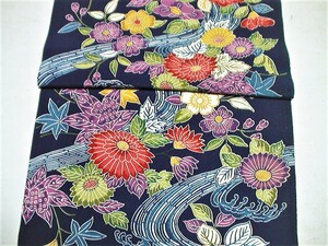 着物はぎれ（古布）正絹縮緬　紺　型染め流水花文　(36x166cm)