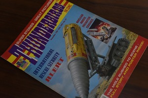 B0256 「THUNDERBIRDS THE COMIC」 サンダーバード　 古本　雑誌 マガジン　英国　特撮　テレビ番組　模型　ロケット