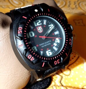 29.LUMINOX ルミノックス 0200 赤×黒　稼働品です。