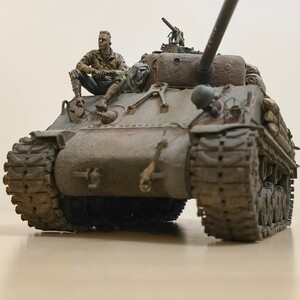 ★アメリカ陸軍 Ｍ４戦車 1/35 完成品 FURY 開閉ハッチ