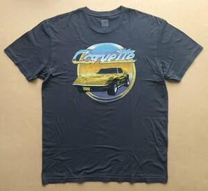 Corvette 割れプリント丸首Tシャツ Goodie Two Sleeves / GM OFFICIAL Lサイズ チャコールグレー　シボレー・コルベット C3型　