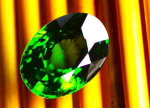 ＜またもや、ベトナム女が、ポッケをポンポン・・・＞　天然グリーンジルコン　４、１６ｃｔ