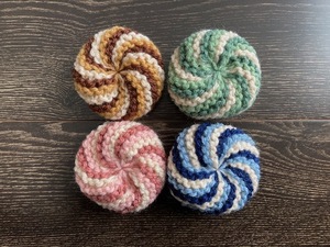 ハンドメイド アクリルたわし エコたわし 4個セット うずまき ふかふか 渦巻き ブラウン