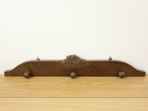 北海道手作り小物　楢（ナラ）材　DUX彫刻バラ入り　木製ハンガーＫ　少しＢ品