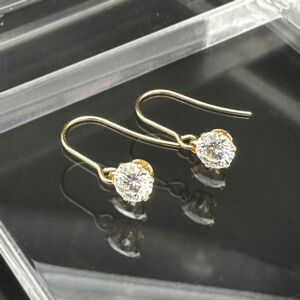 モアサナイト 0.8ct　揺れる　フックピアス　ステンレス　ゴールドカラー