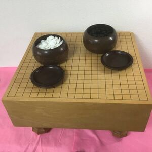 Z-679 囲碁盤 脚付 碁盤 碁石 白180個 黒180個 サイズ（約42cm×45cm×26.5cm） 盤厚14.5cm 重さ14.3kg レトロ ★現状品、碁盤角に削れ有り