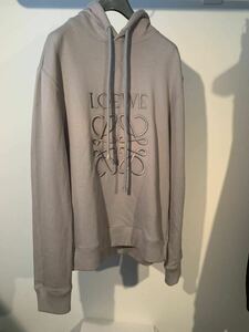 ロエベ LOEWE メンズ パーカー ANAGRAM TONAL HOODIE H526Y25X02 MEDIUM GREY グレー 1210 フーディー プルオーバー アナグラム ロゴ 刺繍 