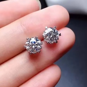 《証明書付き》新品、女性のための本物のシルバーモアッサナイトピアス、1ct、最初の入札者様は開始価格で購入可能　aa_