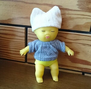 アグリーベイビーズ 帽子＆セーター服付き 黄色/イエロー/ゴールド 約14㎝ ベビー 人形 ぬいぐるみ 子供 赤ちゃんスクイーズ
