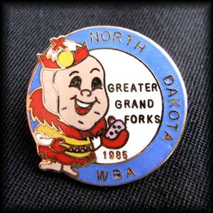 USA BOWLING PIN ボウリングピンバッジ 1985 NORTH DAKOTA WBA GREATER GRAND FORKS No 64