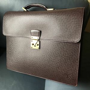 L.Vuitton☆タイガ 鞄☆モスコバ☆アカジュー☆ブリーフケース