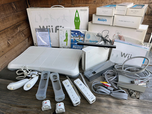 【付属品多数】任天堂 Wii本体、WiiFit、 Wiiスポーツリゾート、Wiiスポーツ ヌンチャク リモコン ソフト ／外箱・説明書あり