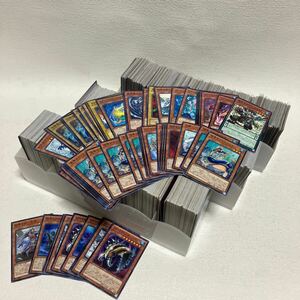 c395-21 80 トレーディングカード 遊戯王 KONAMI TCG デュエルモンスターズ まとめて 1000枚以上 大量セット 重複多数 ケース 値札 罠 水