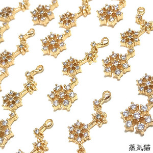 c1838 3連 雪の結晶ジルコニアチャーム 4個【クリスマス ピアス イヤリング 手芸材料 ハンドメイド用アクセサリーパーツ素材】蒸気猫パーツ