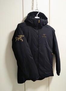 【極美品】入手困難 完売モデル 正規品 21FW ビームス別注『ARC’TERYX × BEAMS Atom AR Hoody』黒 メンズ XLサイズ BLACK & GOLD レア品