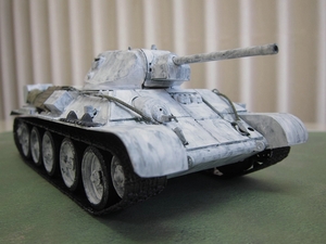 １／３５　「ソ連軍　Ｔ－３４　戦車　冬季迷彩」完成品